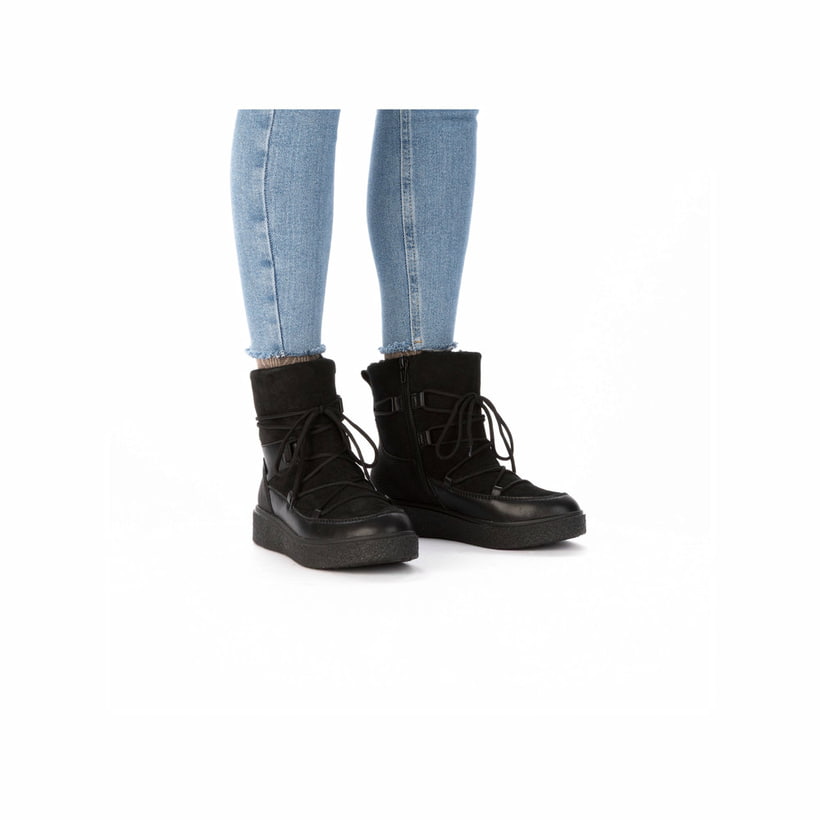 Schwarze Rieker Damen Kurzstiefel Y0051-00 aus Rauleder. Schuh am Fuß.