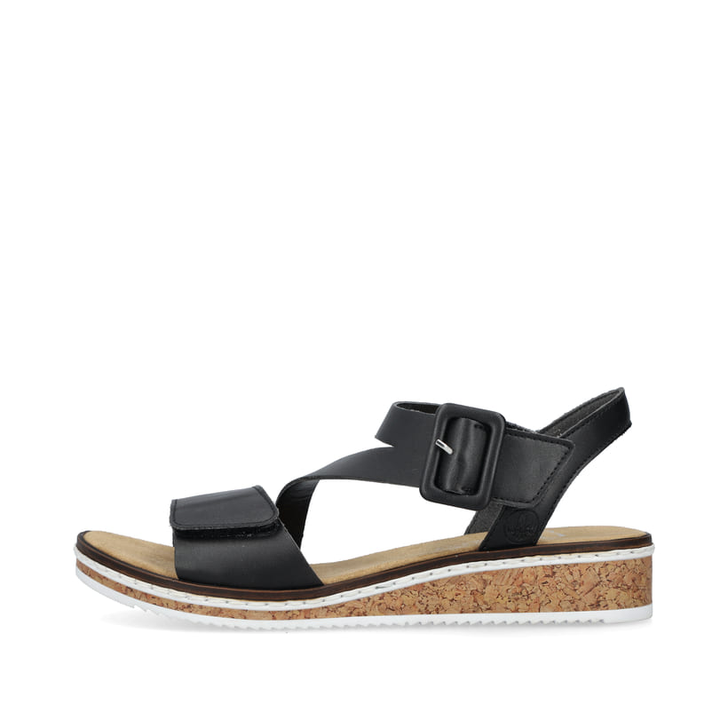 Schwarze Rieker Keilsandaletten V3660-02 mit trendigen Schnalle. Schuh Außenseite.
