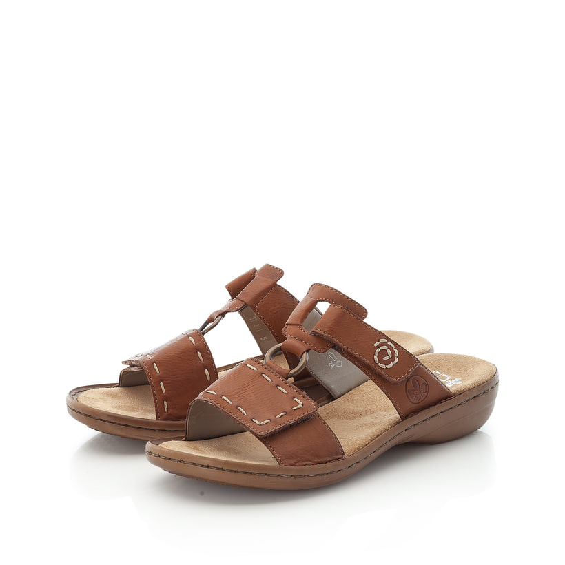 Mules Rieker marron pour femme 60822-24 avec fermeture velcro. Chaussures inclinées sur le côté.