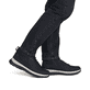 Schwarze Rieker Herren Schnürstiefel B9501-00 mit dem umdrehbaren Glacier Grip. Schuh am Fuß.