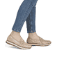 Mocassins Rieker beiges pour femme 49042-62 en cuir velours. Chaussure au pied.