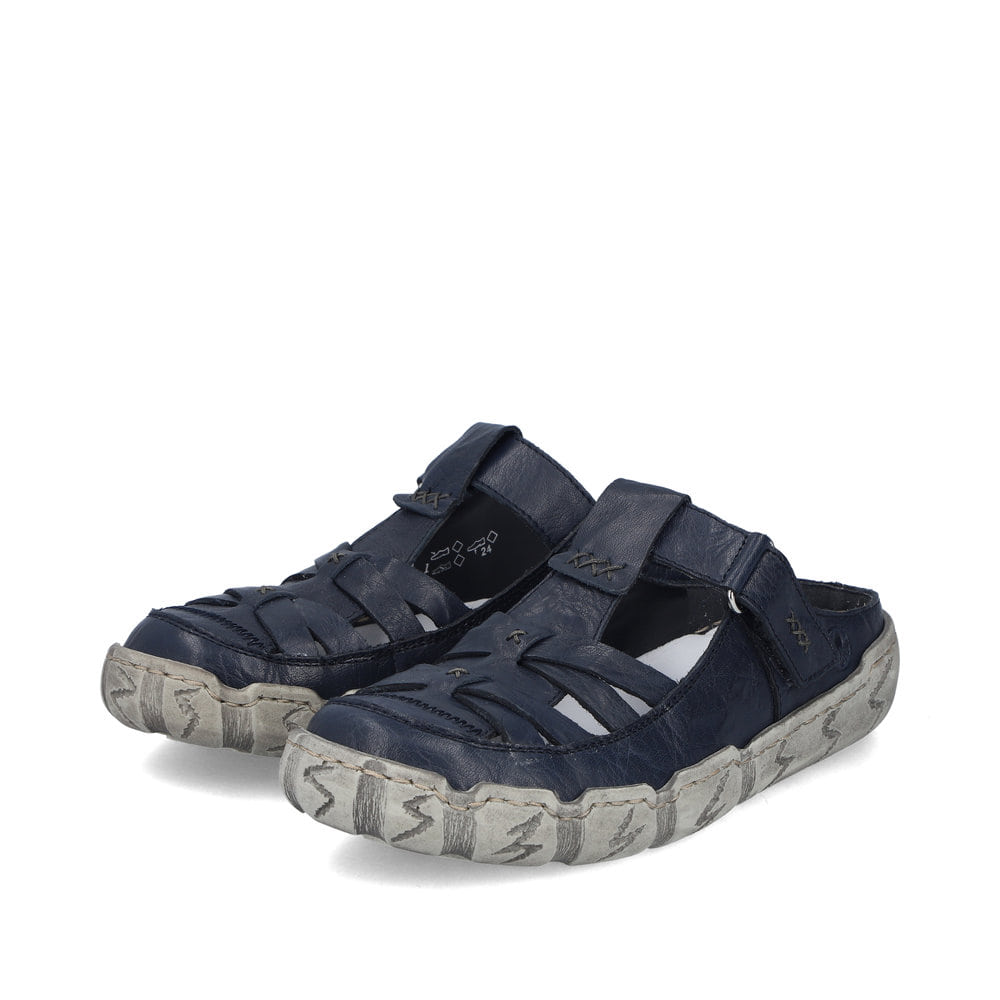 Dunkelblaue Rieker Damen Clogs L0396-14 aus Glattleder mit raffinierten Cut-Outs. Schuhpaar seitlich schräg.