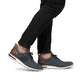 Blaue Rieker Herren Slipper 11351-14 mit einem Gummizug sowie Komfortweite G 1/2. Schuh am Fuß.
