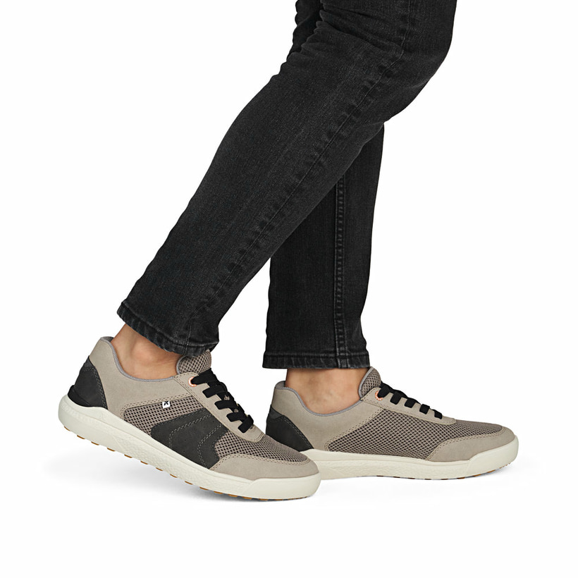 Beige Rieker Herren Sneaker Low U1150-64 mit Schnürung sowie der Komfortweite G. Schuh am Fuß.