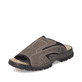 Braune Rieker Herren Pantoletten 25093-25 mit Elastikeinsatz sowie Ziernähten. Schuh seitlich schräg.