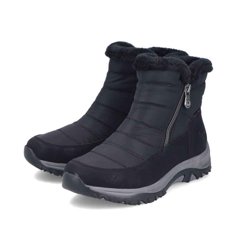 Schwarze Rieker Damen Kurzstiefel M9670-01 mit wasserabweisender TEX-Membran. Schuhpaar seitlich schräg.