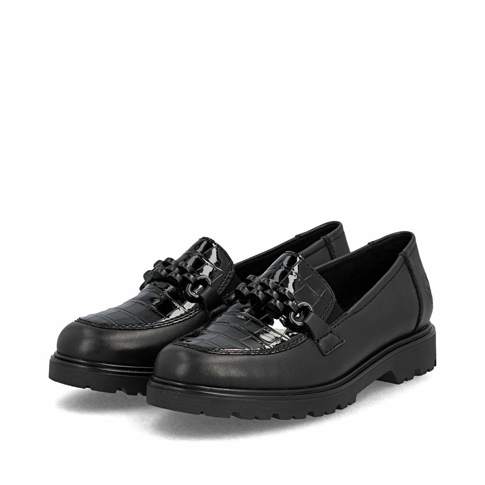 Schwarze Rieker Damen Loafer 45561-01 mit Deko-Kette sowie einem Gummizug. Schuhpaar seitlich schräg.