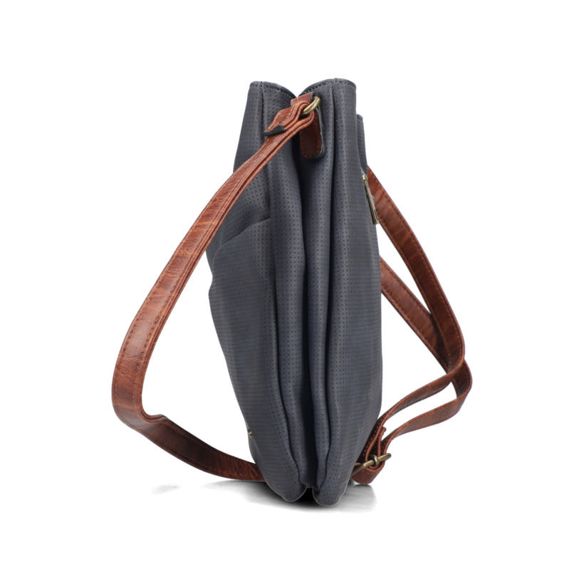 Sac bandoulière Rieker H1005-14 en bleu avec fermeture éclair et pendentif en forme de cÅ“ur. Porté.
