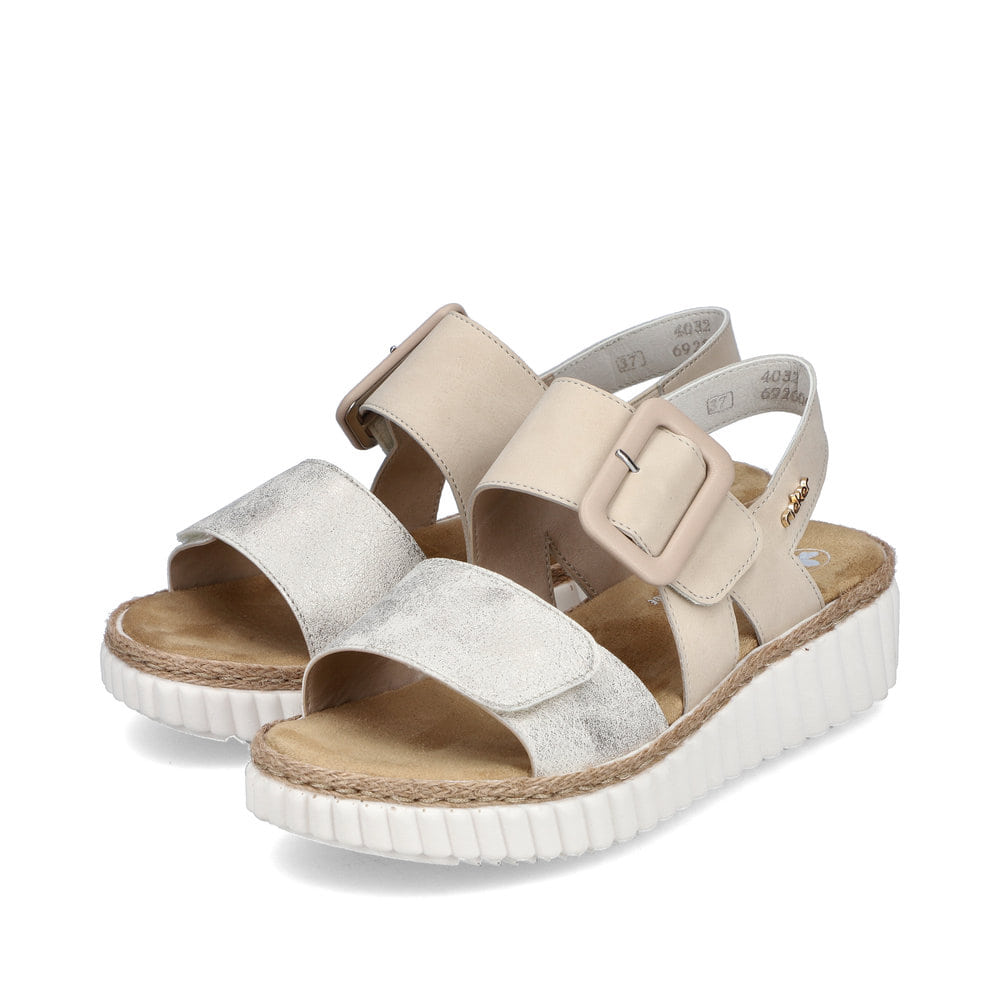 Beige Rieker Keilsandaletten 69260-60 mit trendiger Schnalle. Schuhpaar seitlich schräg.