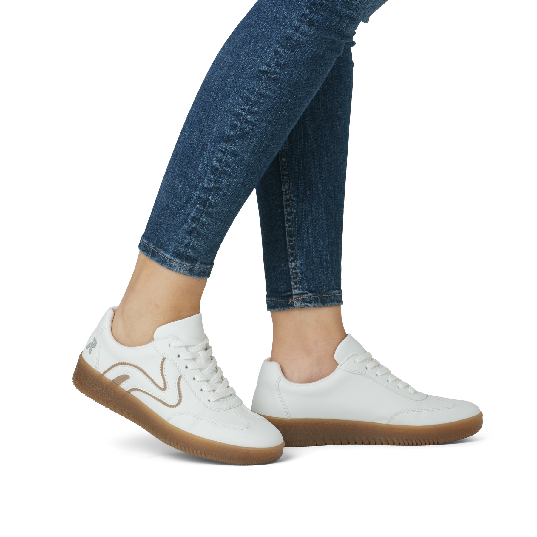 Weiße Rieker Damen Sneaker Low M5512-81 mit einer Schnürung. Schuh am Fuß.