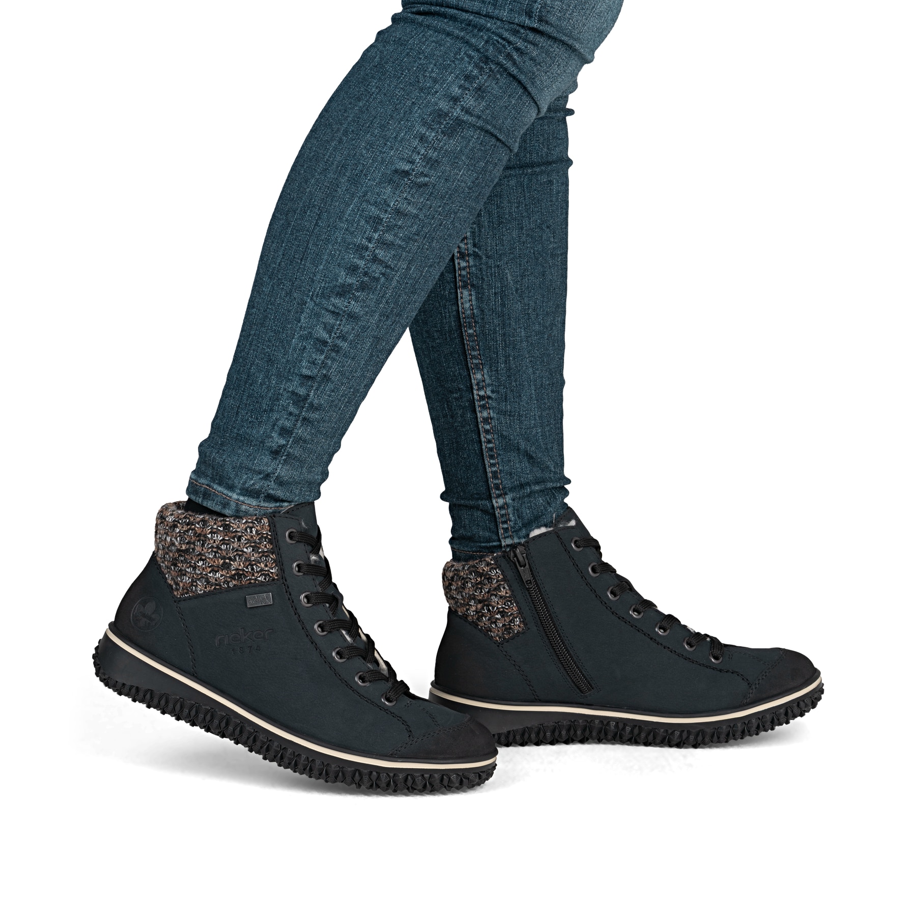 Ozeanblaue Rieker Damen Schnürschuhe Z4243-14 mit einer robusten Profilsohle. Schuh am Fuß