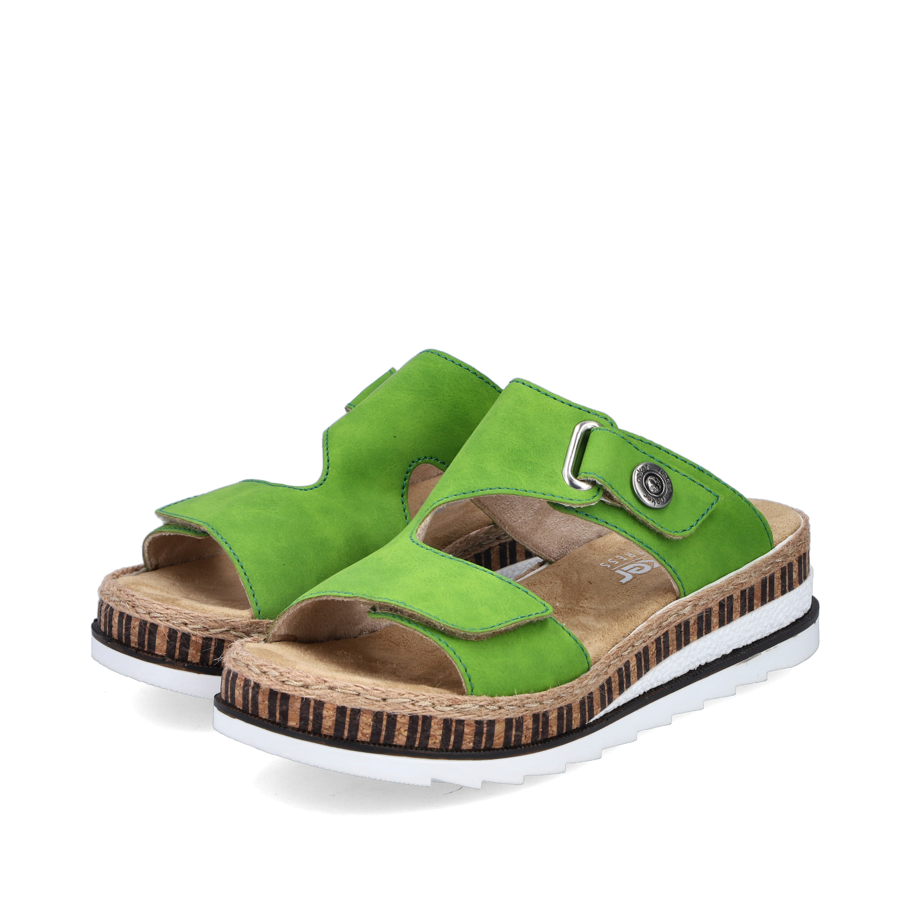 Grüne Rieker Damen Pantoletten V7982-52 mit einem Klettverschluss. Schuhpaar seitlich schräg.