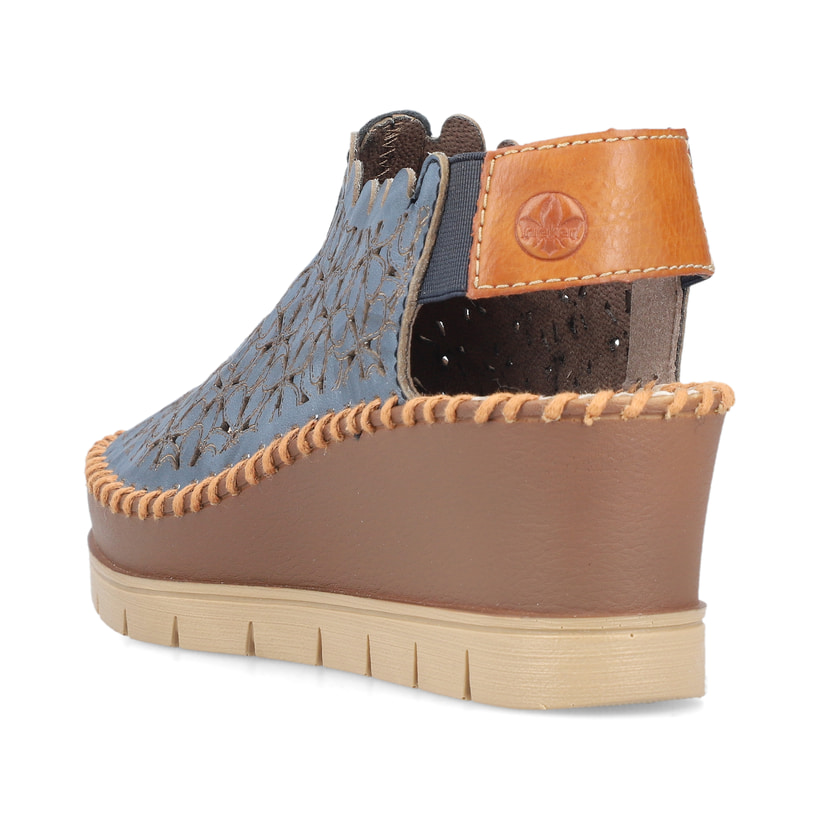 Blaue Rieker Keilsandaletten 60355-14 mit einem Elastikeinsatz sowie Löcheroptik. Schuh von hinten.
