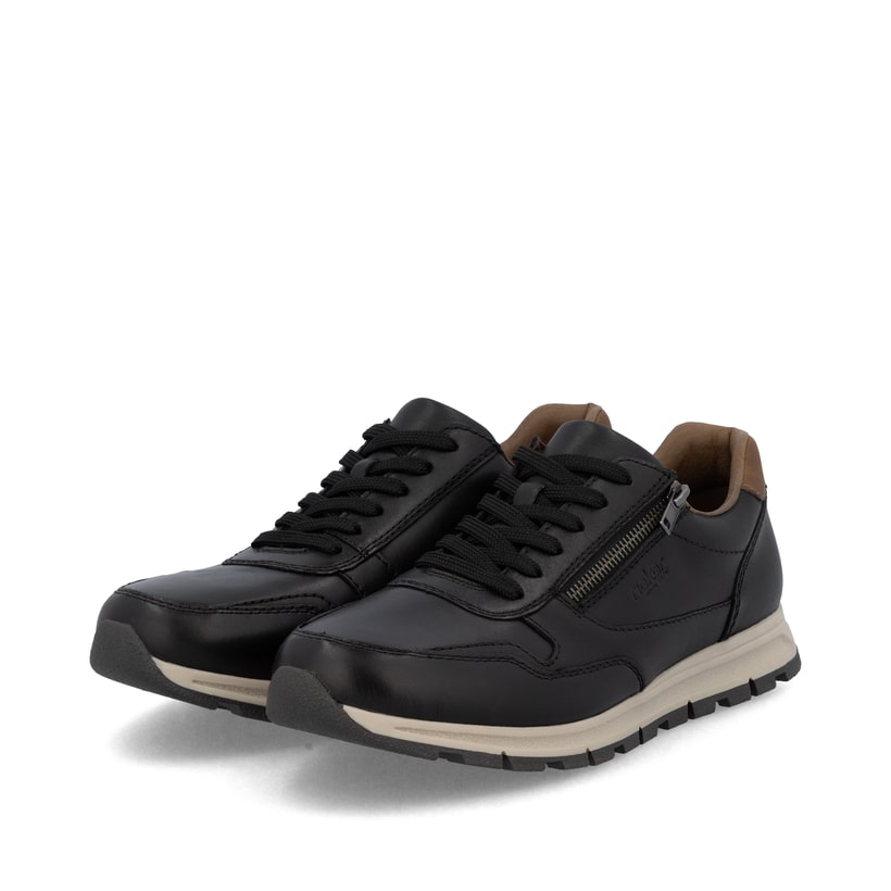 Schwarze Rieker Herren Sneaker Low B0504-00 aus Glattleder mit Reißverschluss. Schuhpaar seitlich schräg.