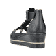 Schwarze Rieker Keilsandaletten 67480-01 mit trendigen Schnalle. Schuh von hinten.