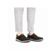 Schwarze Rieker Herren Slipper 17363-00 mit einem Gummizug sowie Extraweite H. Schuh am Fuß.
