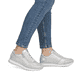 Silberne Rieker Damen Sneaker Low 49003-91 mit metallischem Finish. Schuh am Fuß.