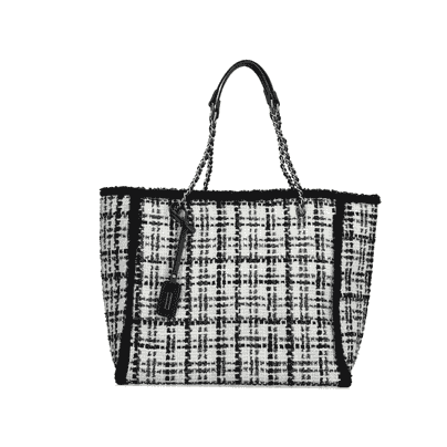 Rieker Shopper H1667-90 in Weiß-Schwarz mit verflochtener Kette, Fellrand, Reißverschluss und Handyfach. Vorderseite.