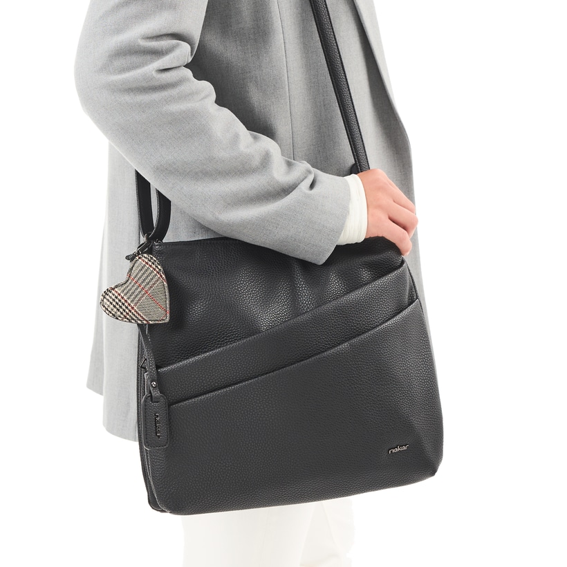 Sac bandoulière Rieker H1005-02 en noir avec fermeture éclair et pendentif en forme de cÅ“ur. Porté.