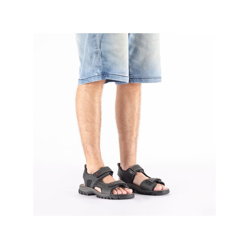 Schwarze Rieker Herren Trekkingsandalen 25055-00 mit einem Klettverschluss. Schuh am Fuß.