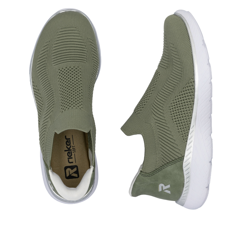 Grüne Rieker Damen Slipper M5072-52 mit Gummizug sowie einer ultraleichten Sohle. Schuh von oben, liegend.
