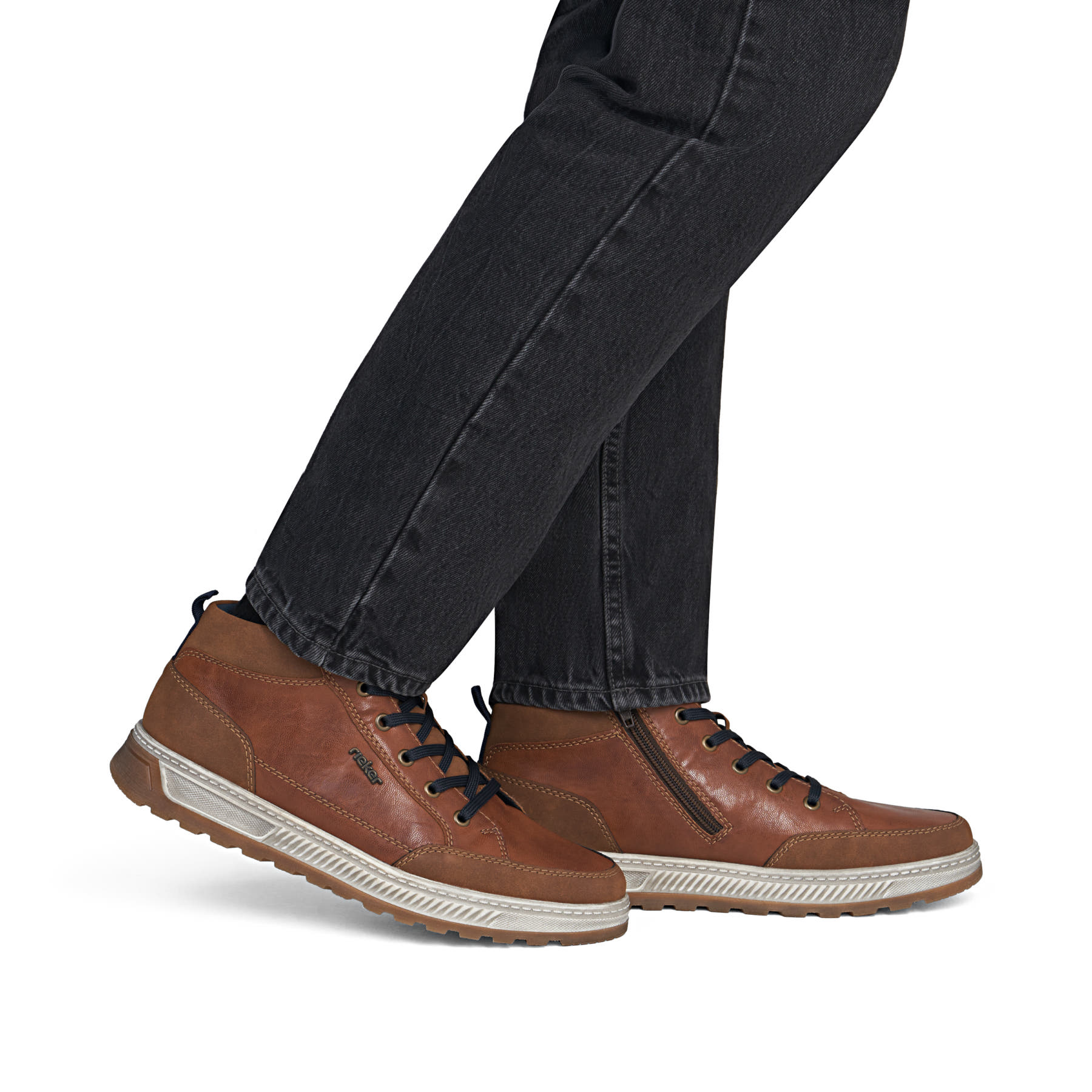 Braune Rieker Herren Sneaker High 37006-25 mit Reißverschluss sowie Extraweite H. Schuh am Fuß.