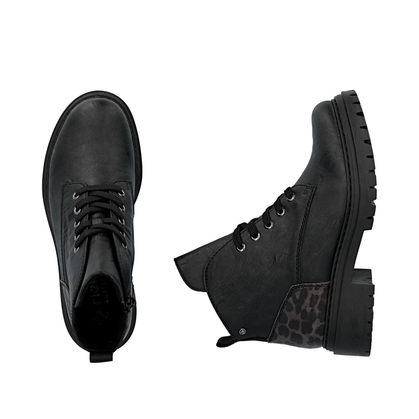 Schwarze Rieker Damen Biker Boots 72602-00 mit Leo-Print sowie einer Schnürung. Schuh von oben, liegend.