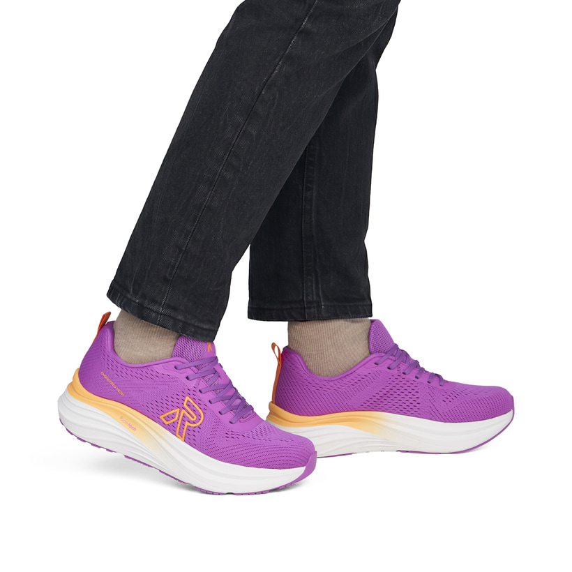 Rosa Rieker Sport Damen Sneaker Low W4101-30. Schuh am Fuß.