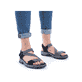 Schwarze Rieker Damen Trekkingsandalen 68871-00 mit einem Klettverschluss. Schuh am Fuß.