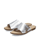 Silberne Rieker Damen Pantoletten 64282-90 mit Gummizug sowie griffiger Sohle. Schuhpaar seitlich schräg.