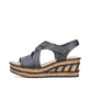 Schieferblaue Rieker Keilsandaletten 68179-14 mit einem Klettverschluss. Schuh Außenseite.