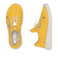 Gelbe Rieker Damen Slipper 50962-68 mit Deko-Reißverschluss sowie einem Gummizug. Schuh von oben, liegend.