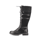 
Nachtschwarze Rieker Damen Kurzstiefel 94689-00 mit einer Profilsohle mit Blockabsatz. Schuh seitlich schräg