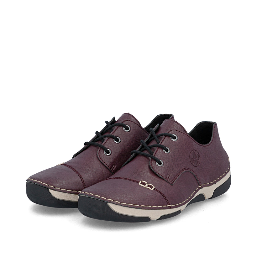 Brombeerfarbene Rieker Damen Schnürschuhe 55920-30 mit modernen Ziernähten. Schuhpaar seitlich schräg.