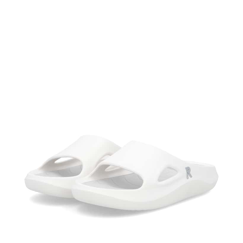 Weiße Rieker Damen Pantoletten W3450-80 mit ultraleichter und flexibler Sohle. Schuhpaar seitlich schräg.