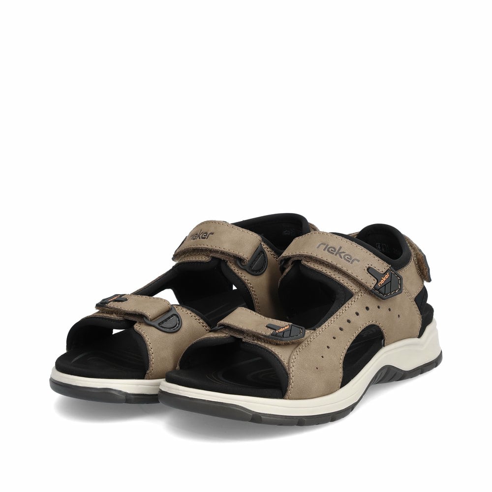 Braune Rieker Herren Trekkingsandalen 26951-25 mit einem Klettverschluss. Schuhpaar seitlich schräg.