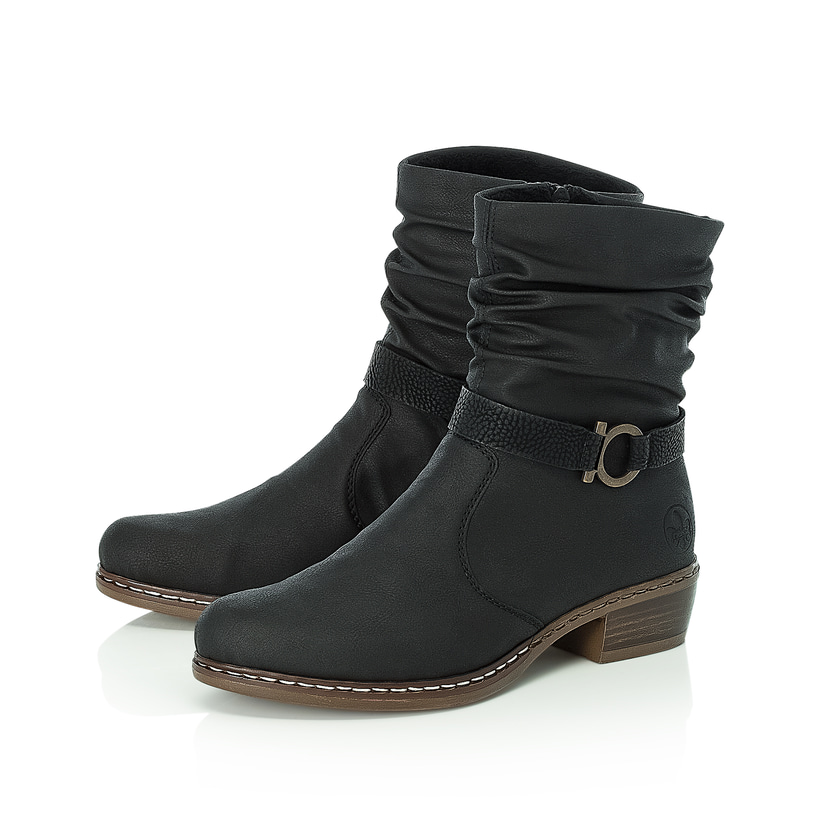 Tiefschwarze Rieker Damen Stiefeletten Y08R1-00 mit einem Reißverschluss. Schuhpaar seitlich schräg.