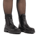 Schwarze Rieker Damen Chelsea Boots Z9460-00 mit wasserabweisender TEX-Membran. Schuh am Fuß.
