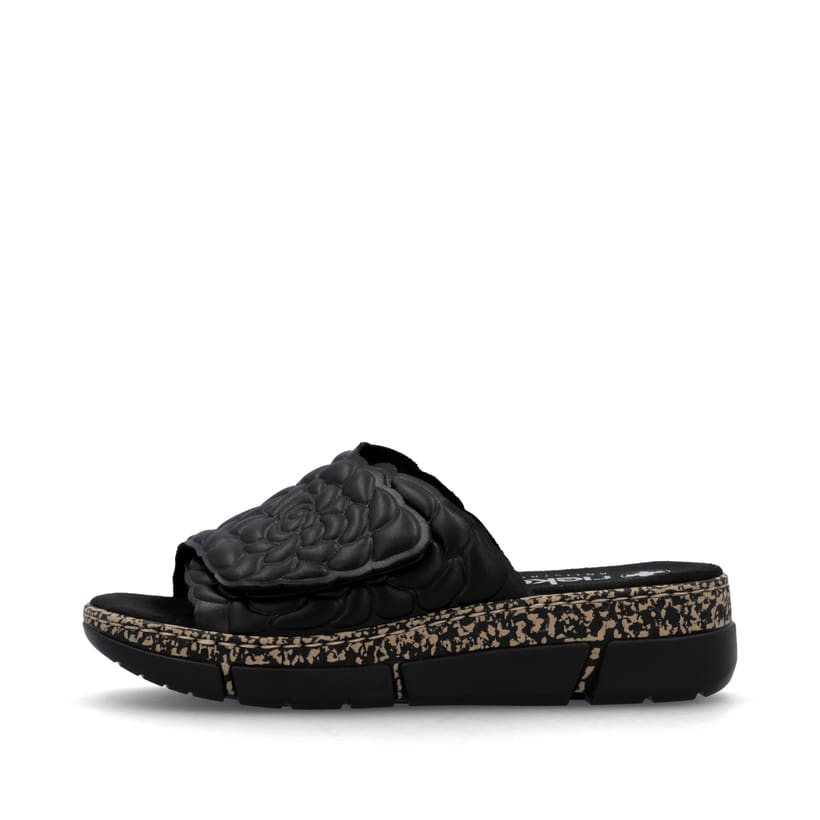 Schwarze Rieker Damen Pantoletten V2351-00 mit floralem Muster. Schuh Außenseite.