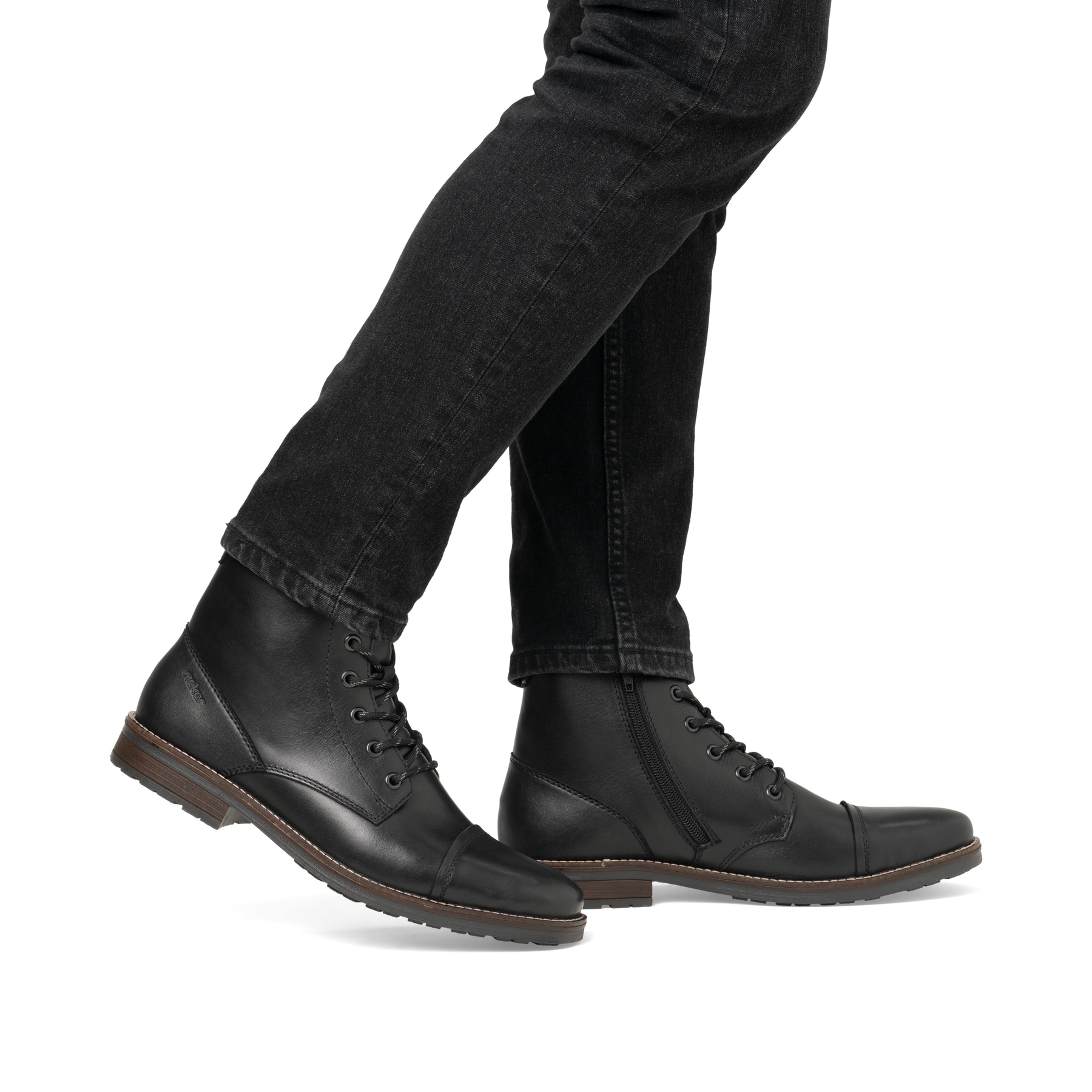 Graphitschwarze Rieker Herren Schnürstiefel 33205-00 mit Schnürung und Reißverschluss. Schuh am Fuß