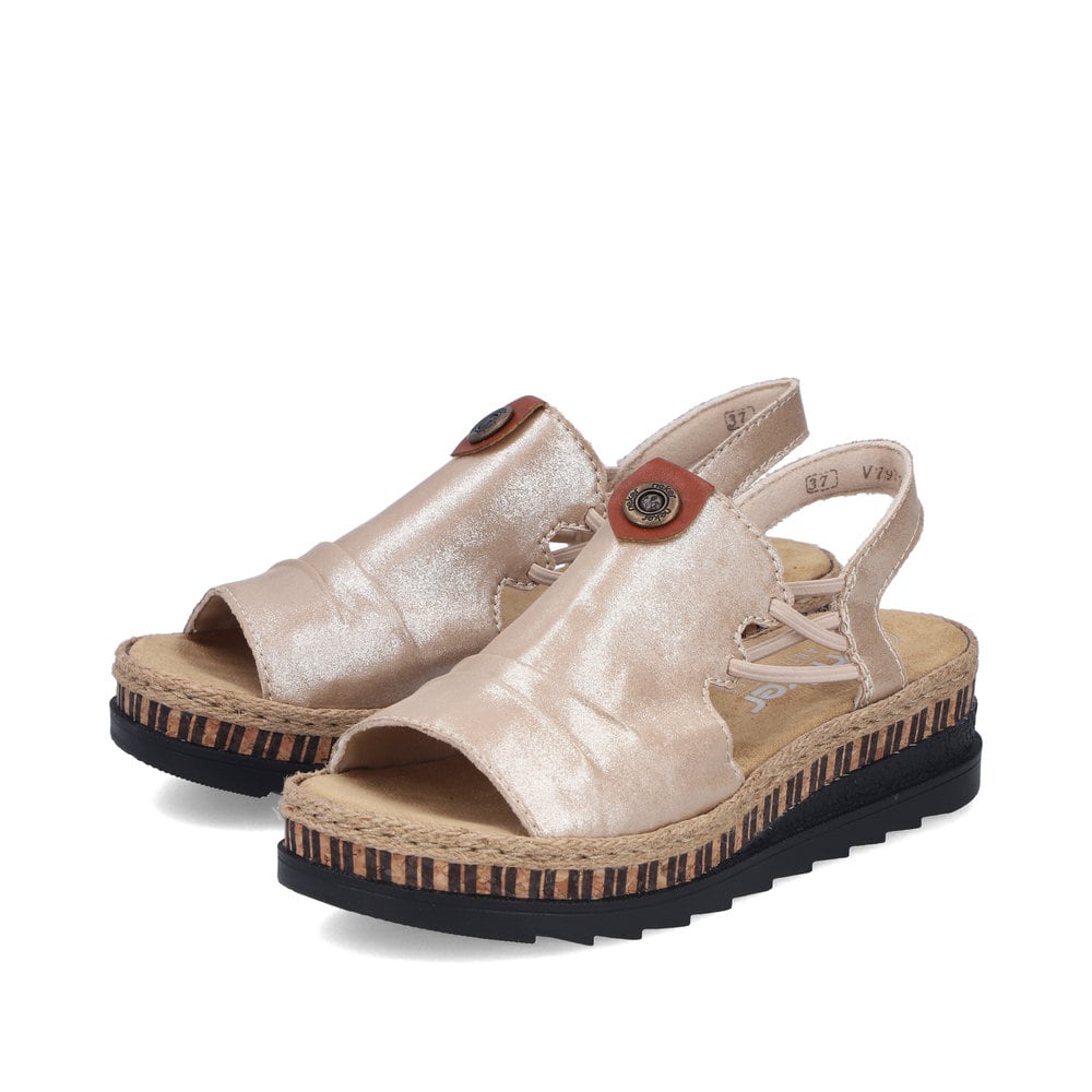 Beige Rieker Keilsandaletten V7972-60 mit metallischem Finish sowie Gummizug. Schuhpaar seitlich schräg.