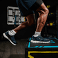 Blaue Rieker Herren Sneaker Low U0905-14 mit Schnürung sowie flexibler Sohle. Schuh am Model.