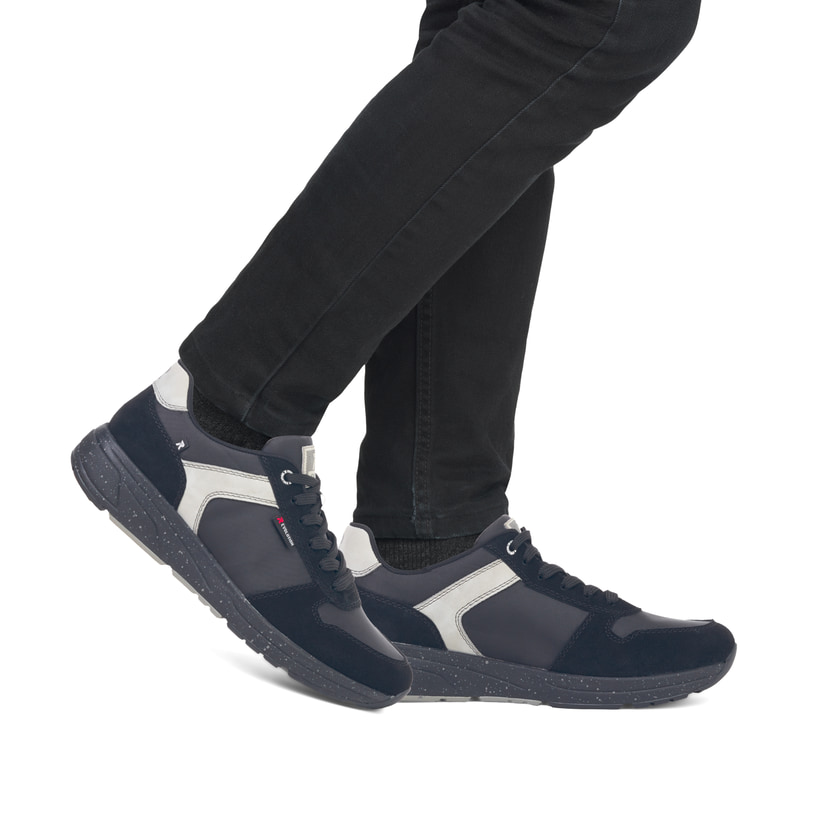 Schwarze Rieker Herren Sneaker Low 07002-00 mit super leichter Sohle. Schuh am Fuß.