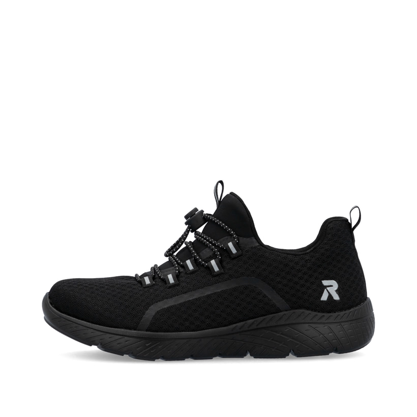 Schwarze Rieker Damen Slipper M5070-00 mit einem Gummizug sowie flexibler Sohle. Schuh Außenseite.