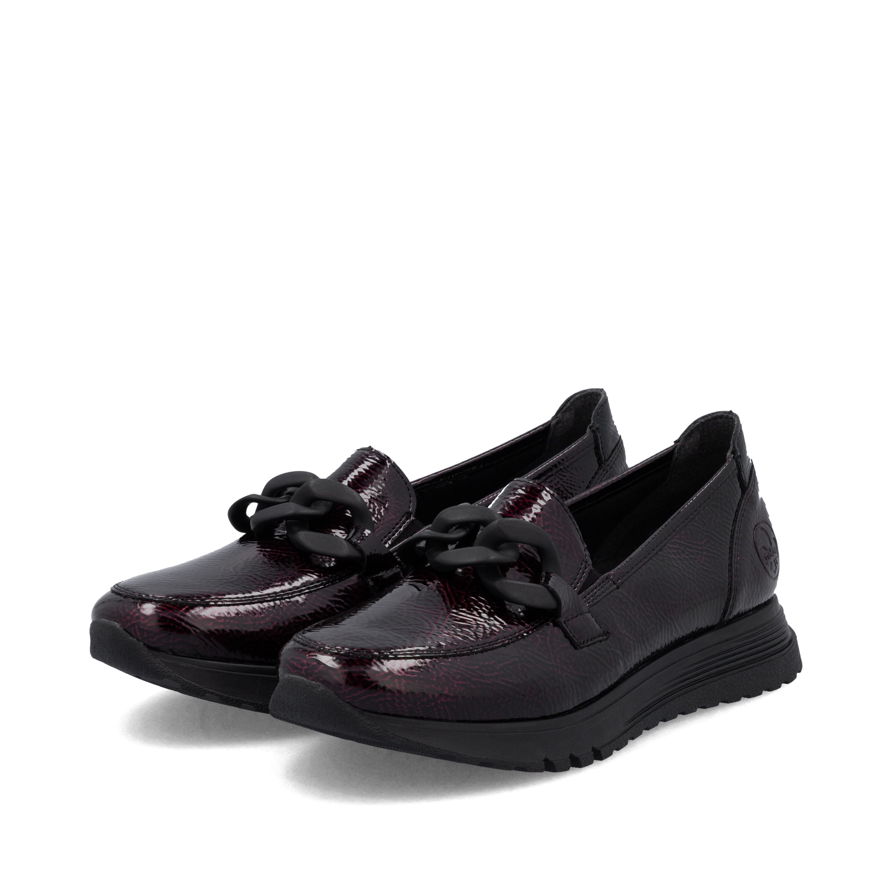 Bordeauxfarbene Rieker Damen Loafer 49051-35 mit Deko-Kette sowie einem Gummizug. Schuhpaar seitlich schräg.