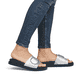 Silberne Rieker Damen Pantoletten W1453-90 mit Gummizug sowie trendigen Schnalle. Schuh am Fuß.