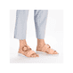 Orangene Rieker Damen Pantoletten V0692-38 mit einem Klettverschluss. Schuh am Fuß.