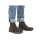 
Nussbraune Rieker Herren Chelsea Boots 33180-25 mit einer robusten Profilsohle. Schuh am Fuß