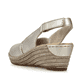 Goldene Rieker Keilsandaletten 62462-90 mit Klettverschluss sowie leichter Sohle. Schuh von hinten.