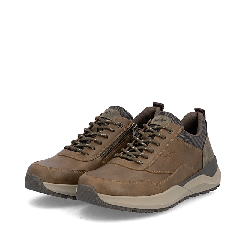 Braune Rieker Herren Sneaker Low 06000-22 mit Reißverschluss sowie Extraweite H. Schuhpaar seitlich schräg.